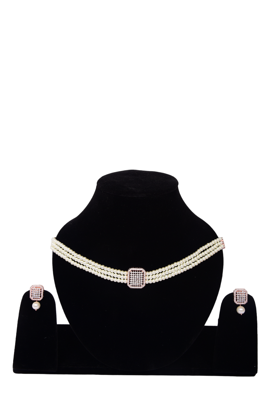 Infy Fashion Timeless Pearl Elegance - Three-Strand Necklace Set with Sparkling Accents